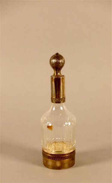 Carafe en verre taillé, la monture et le...