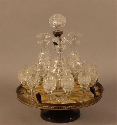 Cave à liqueur en tôle décorée d'un motif...