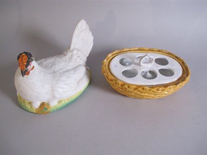 Poule couverte, l'intérieur découvrant six...