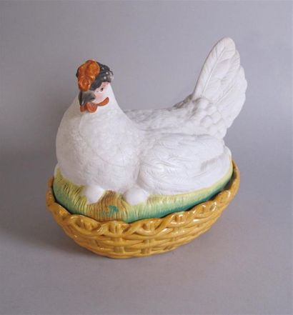 Poule couverte, l'intérieur découvrant six...