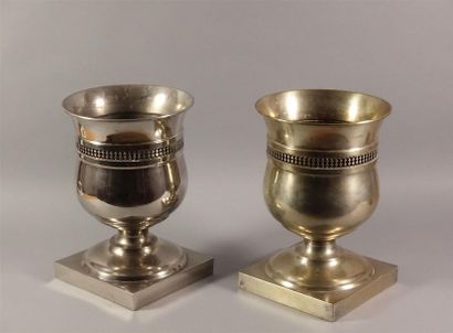Paire de grands cache-pots sur piédouche...