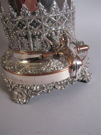 Grand samovar en métal argenté, à décor rocaille....