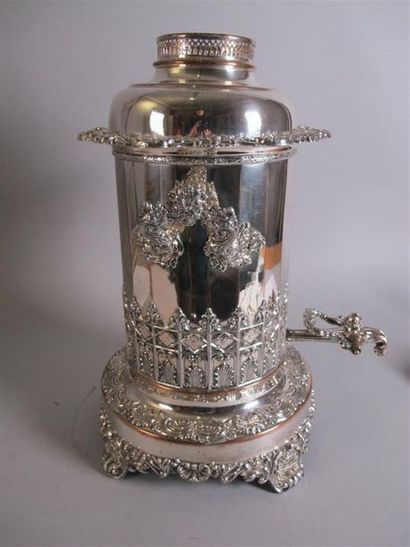 Grand samovar en métal argenté, à décor rocaille....