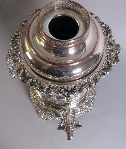 Grand samovar en métal argenté, à décor rocaille....