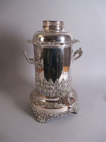 Grand samovar en métal argenté, à décor rocaille....
