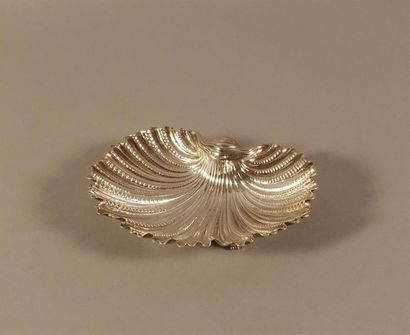 Coquille en argent étranger reposant sur...