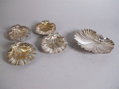 Coquille en argent étranger reposant sur...