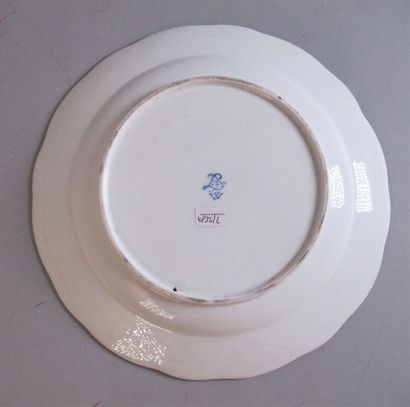 SÈVRES
Petit plat à côtes torsadées, à décor...