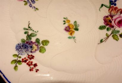 SÈVRES
Petit plat à côtes torsadées, à décor...