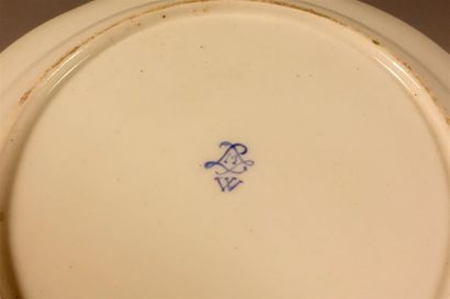 SÈVRES
Petit plat à côtes torsadées, à décor...