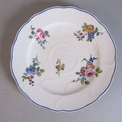 SÈVRES
Petit plat à côtes torsadées, à décor...