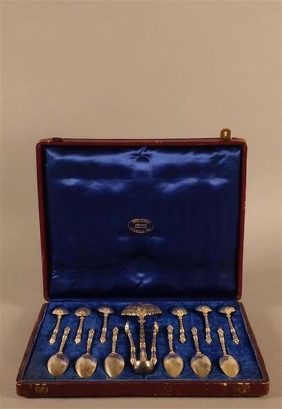 Coffret comprenant : douze cuillères à café,...
