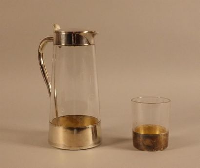 Carafe et son verre en verre, monture en...