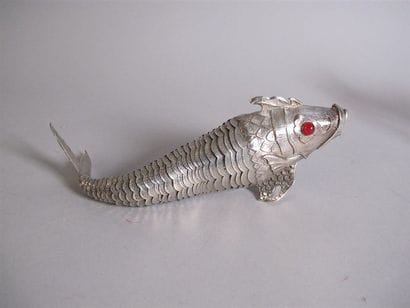 Poisson articulé en argent, les yeux en cabochon...