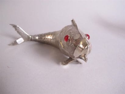 Poisson articulé en argent, les yeux en cabochon...
