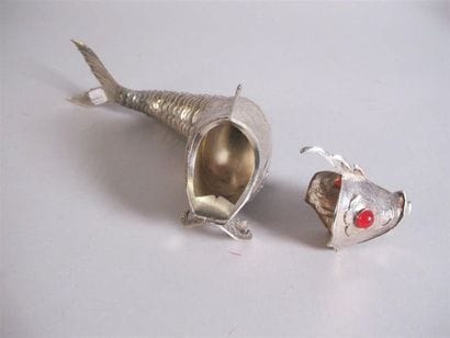 Poisson articulé en argent, les yeux en cabochon...