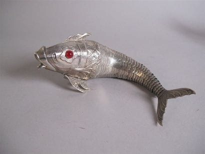 Poisson articulé en argent, les yeux en cabochon...