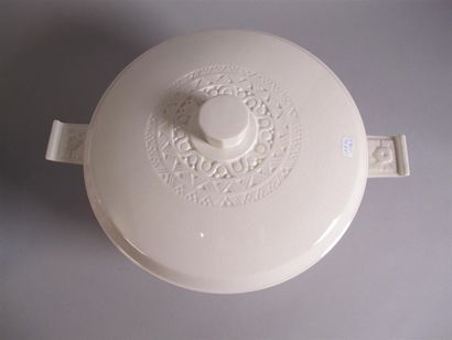 Soupière sur piédouche en faïence crème,...