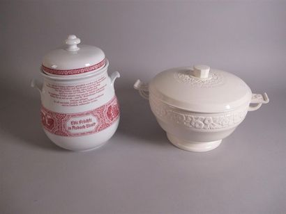 Soupière sur piédouche en faïence crème,...