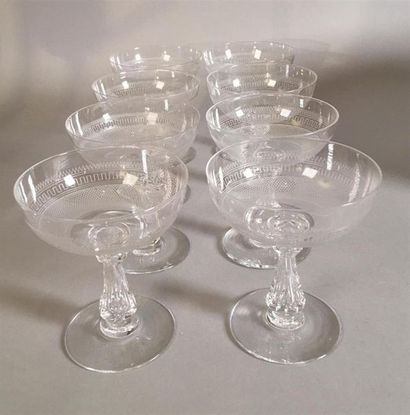 Partie de service de verres à pied en cristal...