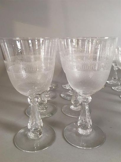 Partie de service de verres à pied en cristal...