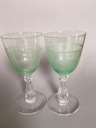 Partie de service de verres à pied en cristal...