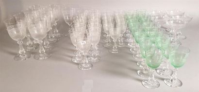 Partie de service de verres à pied en cristal...