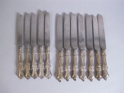 Sept couteaux et cinq couteaux en métal argenté,...
