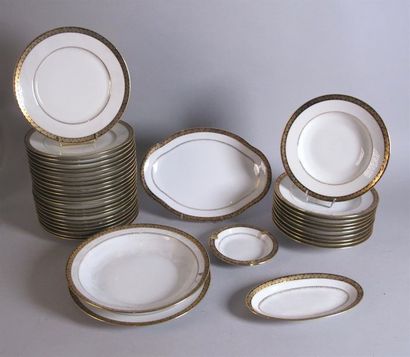 LIMOGES. Arstyl
Partie de service de table...