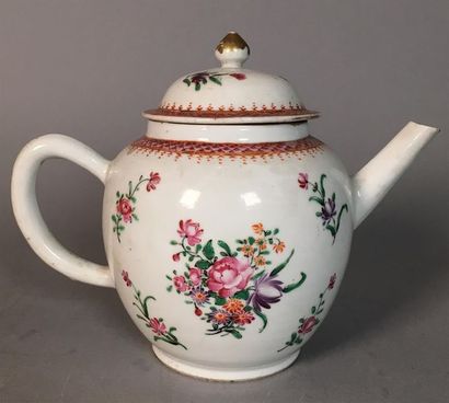 CHINE, Cie des Indes. Théière couverte de...