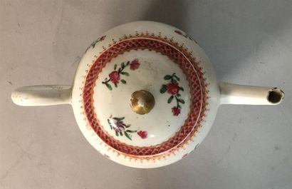 CHINE, Cie des Indes. Théière couverte de...