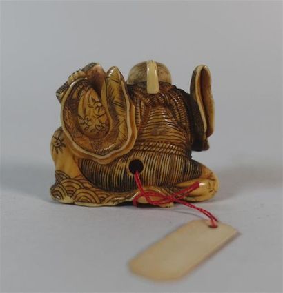 Netsuke en ivoire représentant un personage...