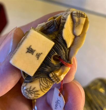 Netsuke en ivoire représentant un personage...