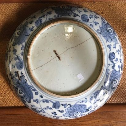CHINE. Plat rond en porcelaine blanc bleu...