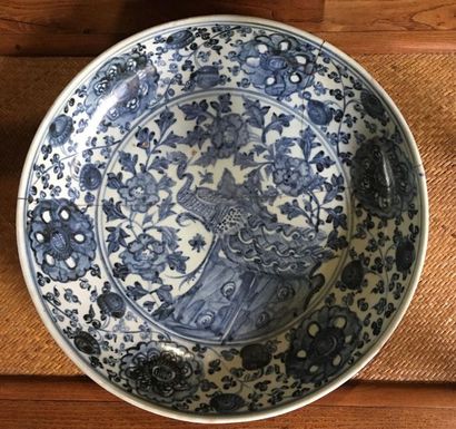 CHINE. Plat rond en porcelaine blanc bleu...