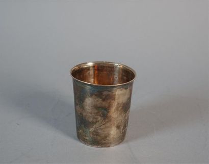 Timbale droite en argent uni. Haut. : 8,8...
