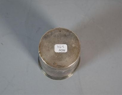 Timbale droite en argent uni. Haut. : 8,8...