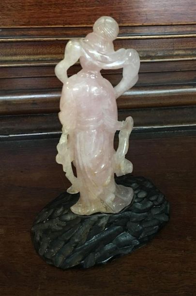 CHINE. Lot de deux statuettes guanine, une...