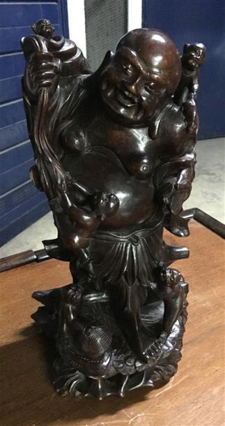 CHINE. Statue en bois sculpté d'un Bouddha...