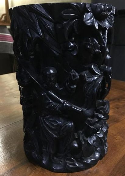 CHINE. Pot à pinceaux en bois sculpté de...
