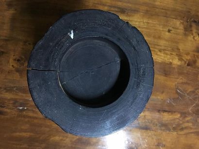 CHINE. Pot à pinceaux en bois sculpté de...