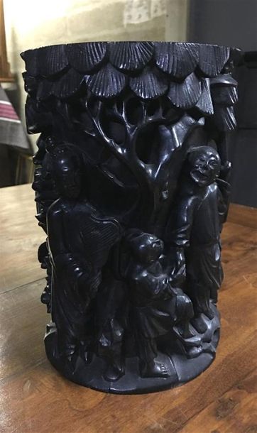 CHINE. Pot à pinceaux en bois sculpté de...