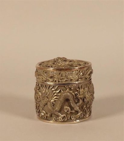 INDOCHINE, 1900. Boîte couverte en argent...