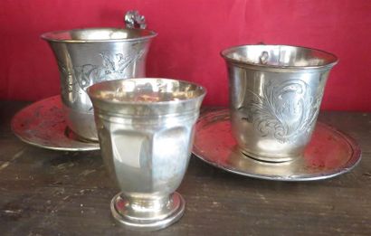 Lot en argent : deux tasses en argent et...