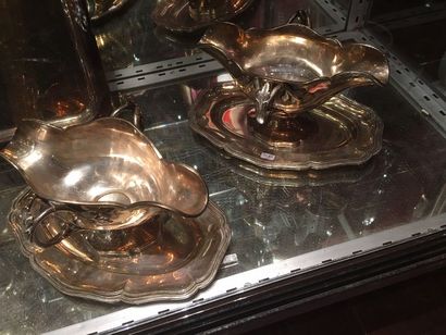 Paire de saucières sur leur plateau ovale...