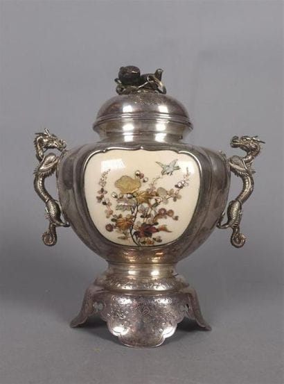 JAPON - Vers 1900
Brûle parfum couvert en...