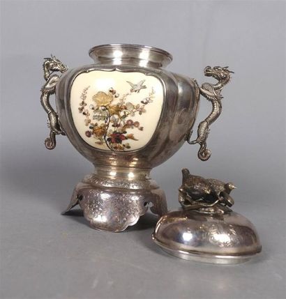 JAPON - Vers 1900
Brûle parfum couvert en...