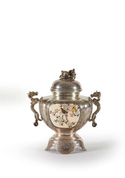 JAPON - Vers 1900
Brûle parfum couvert en...