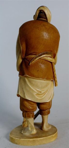 JAPON - Circa 1940 
Satuette en ivoire représentant...