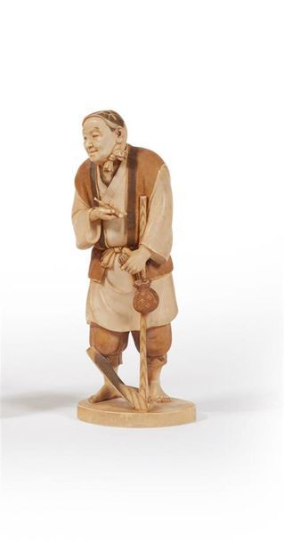 JAPON - Circa 1940 
Satuette en ivoire représentant...